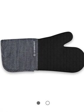 Le Creuset Oven Mitt NWT